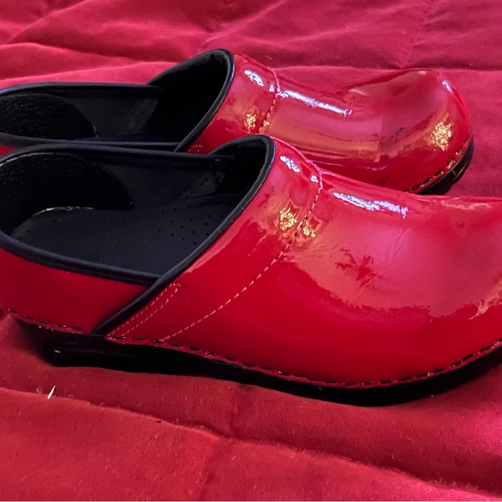 Dansko 6.5/37 red patent-leather shoes